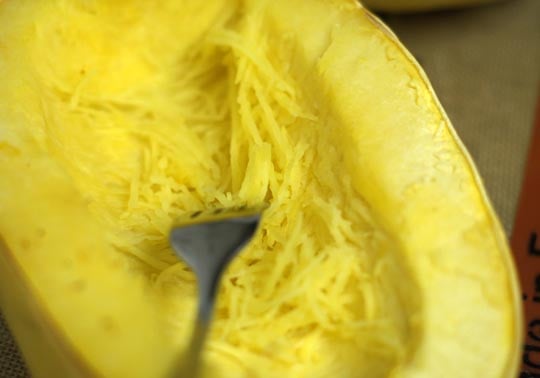 scraping out spaghetti squash with fork 