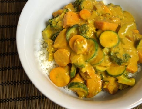 bowl of detox friendly vegetable curry over rice