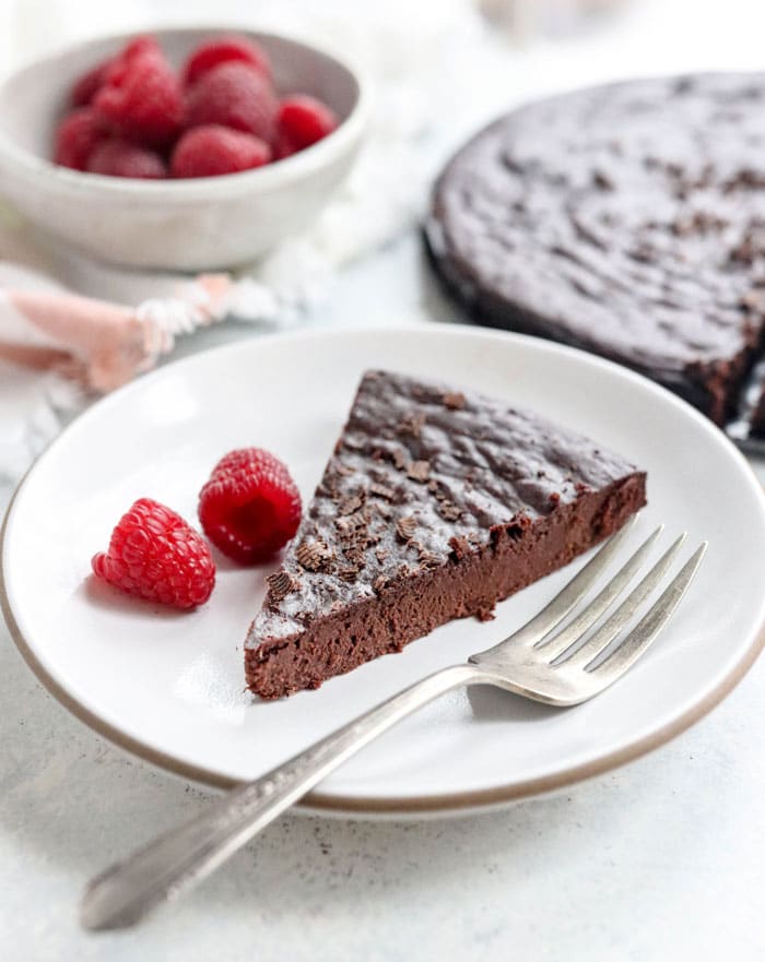 Healthy Flourless Chocolate Cake - Detoxinista