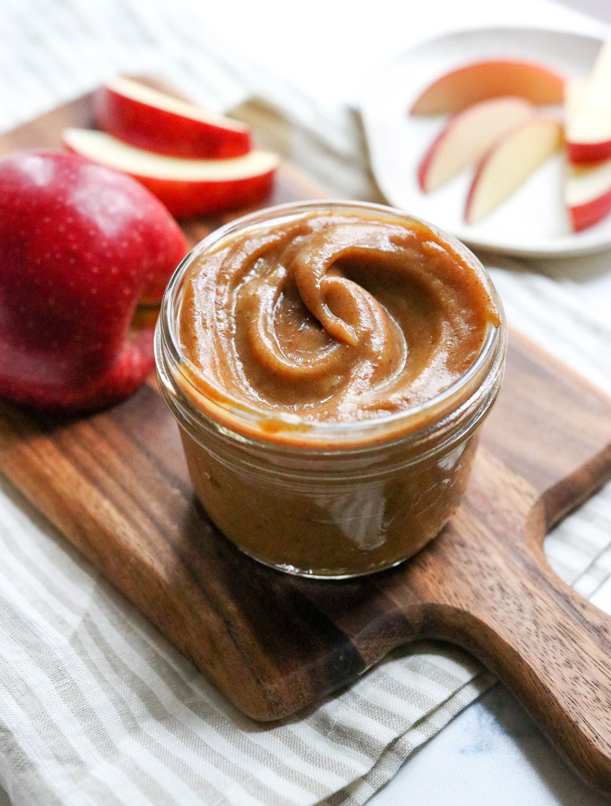Date caramel in a jar served with apples