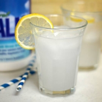 Sugar-free calming spritzer with lemon wheel