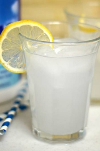 Sugar-free calming spritzer with lemon wheel