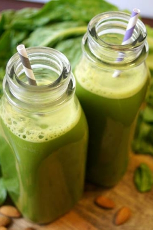 Easy green milk in two glass jars