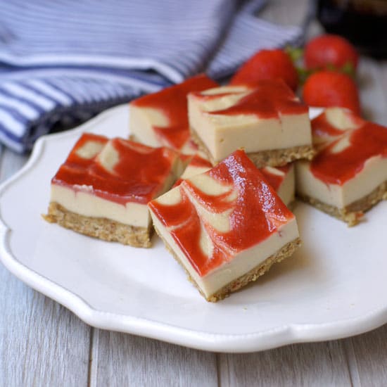 no-bake strawberry swirl bars on a plate