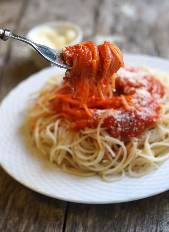 fork with spaghetti and tomatoless marinara