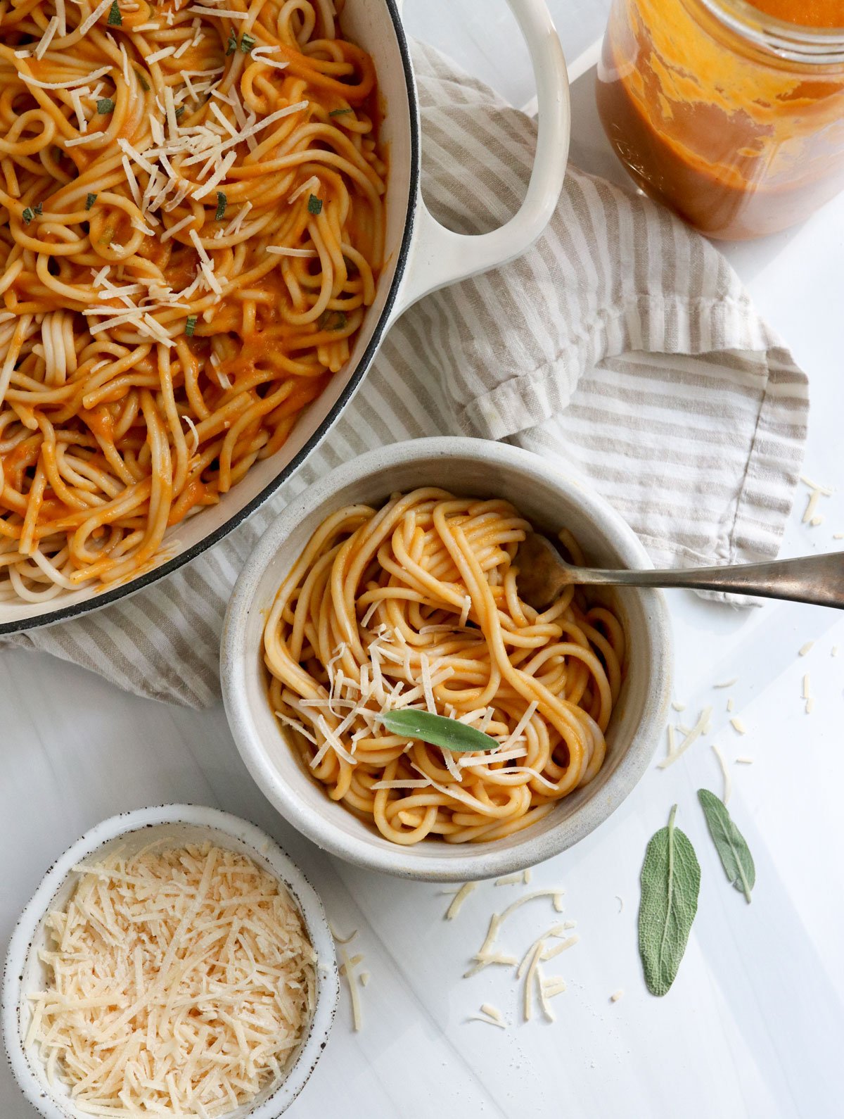 https://detoxinista.com/wp-content/uploads/2016/10/pumpkin-pasta-in-bowl-by-pan.jpg