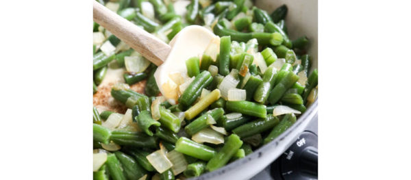 sauteed green beans in pan