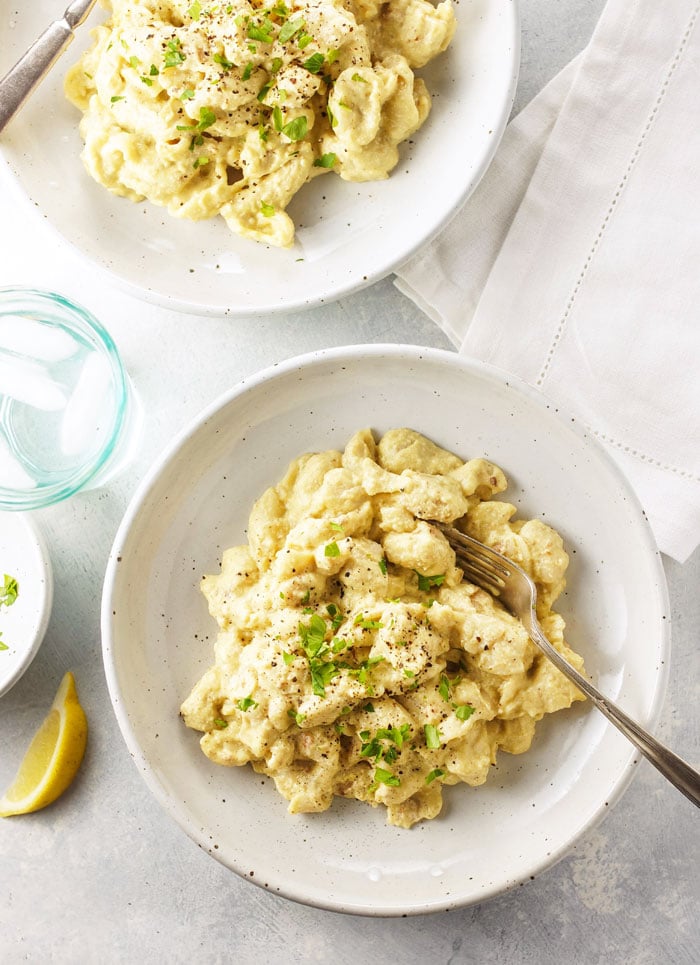 vegan mac'n cheese on a plate top view