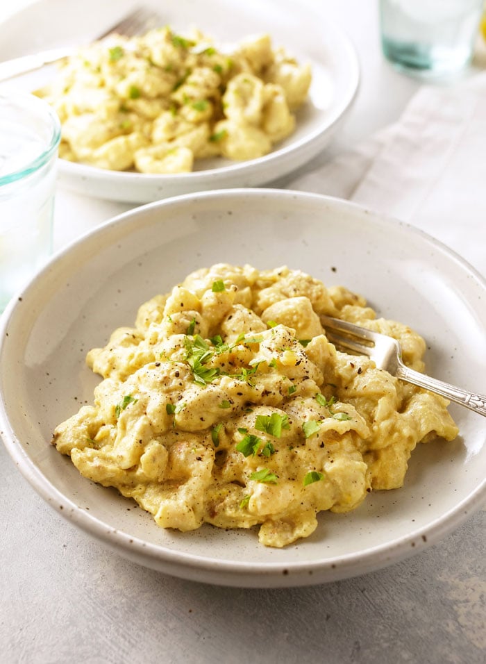 vegan mac'n cheese on a plate