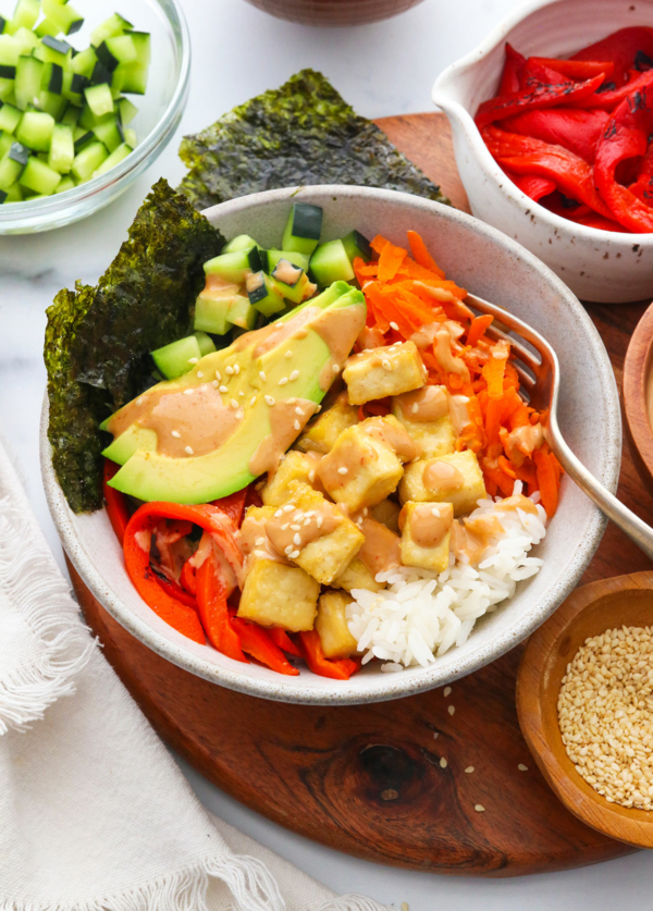 Vegan Sushi Bowls with Creamy Sriracha Sauce - Detoxinista