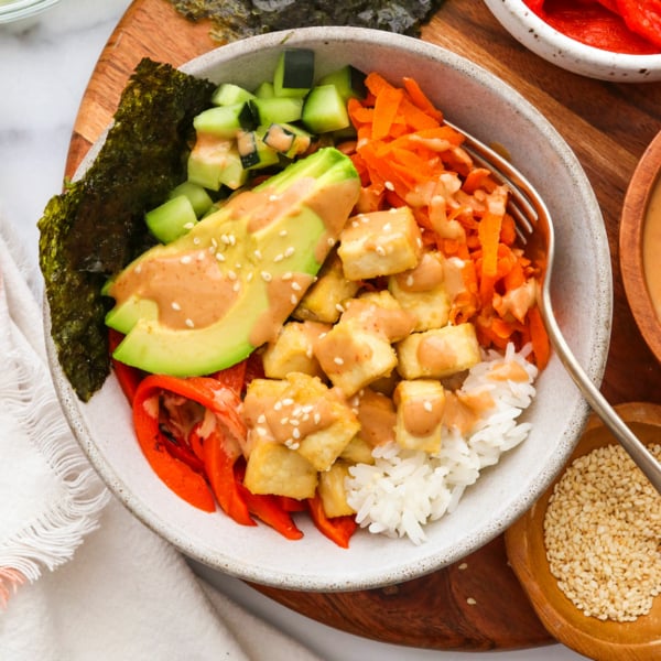 Vegan Sushi Bowls with Creamy Sriracha Sauce - Detoxinista