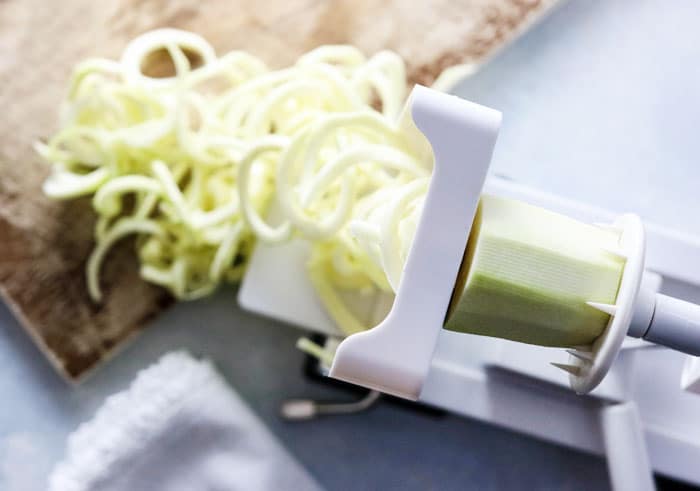 spiralizer making zucchini noodles