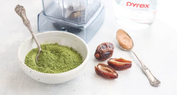 ingrédients d'un latte au matcha sur un comptoir blanc