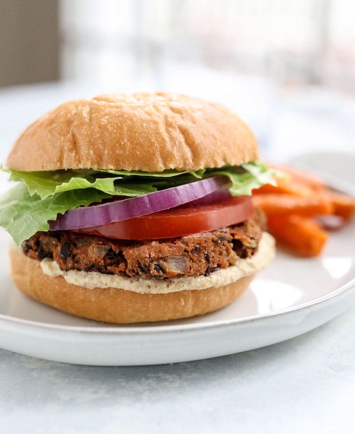 black bean burger med søtpotet frites