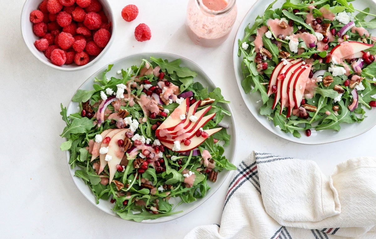 arugula salad with pears on top