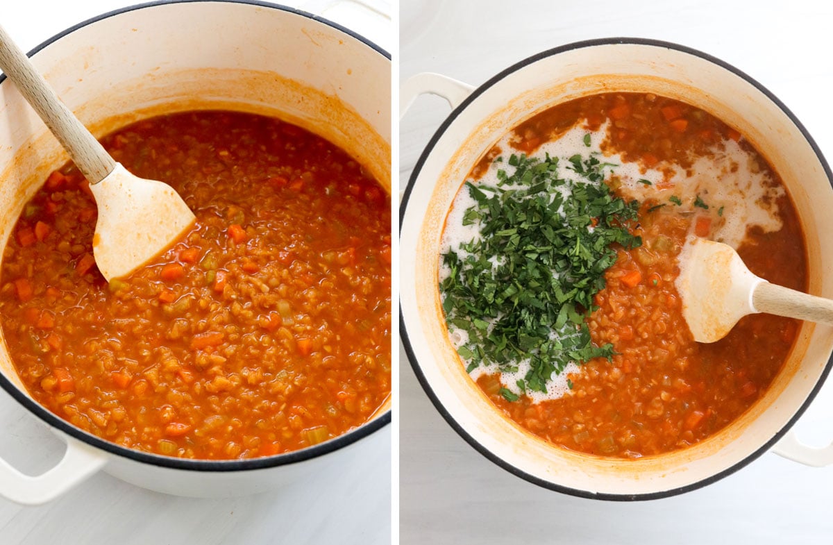 zuppa di lenticchie rosse addensata in pentola con aggiunta di latte di cocco e coriandolo.