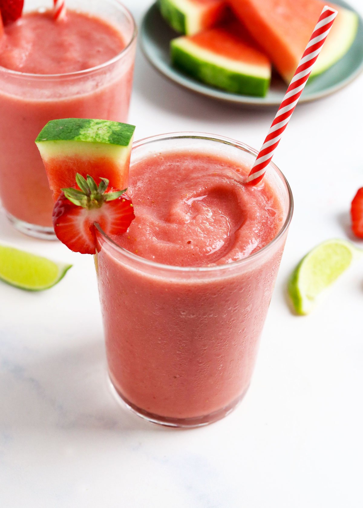 smoothie à la pastèque avec paille rouge