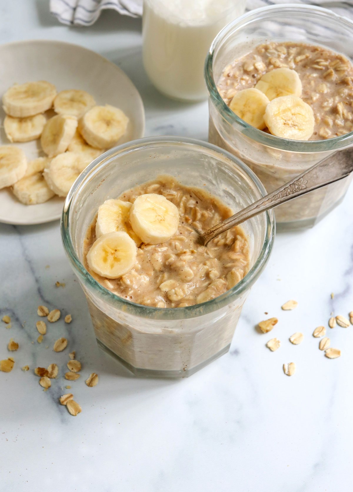 banana overnight oats in 2 jars