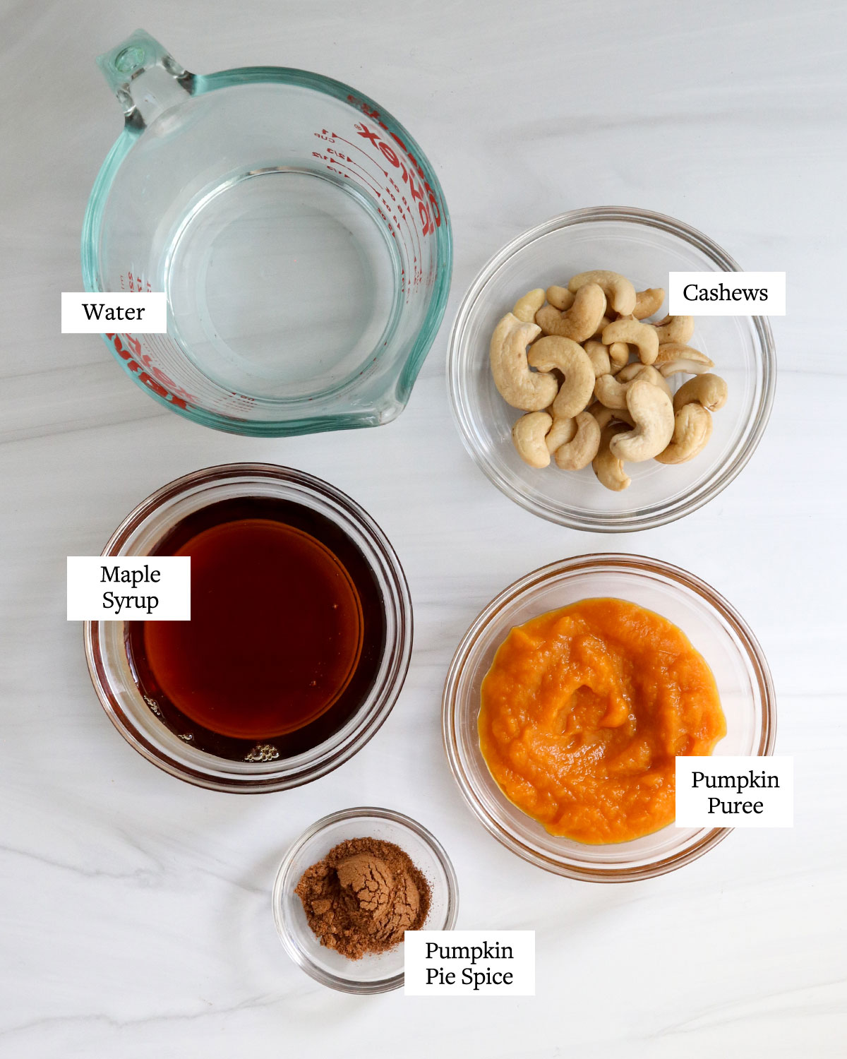 ingredienti vegan per la crema di caffè alla zucca in piccole ciotole di vetro