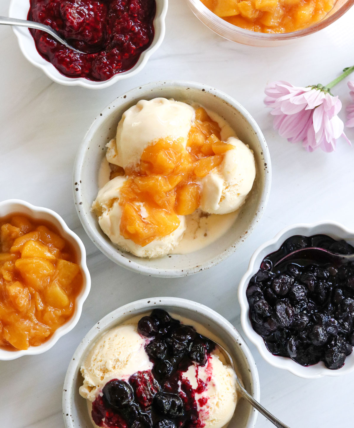 composta di frutta servita su gelato alla vaniglia.