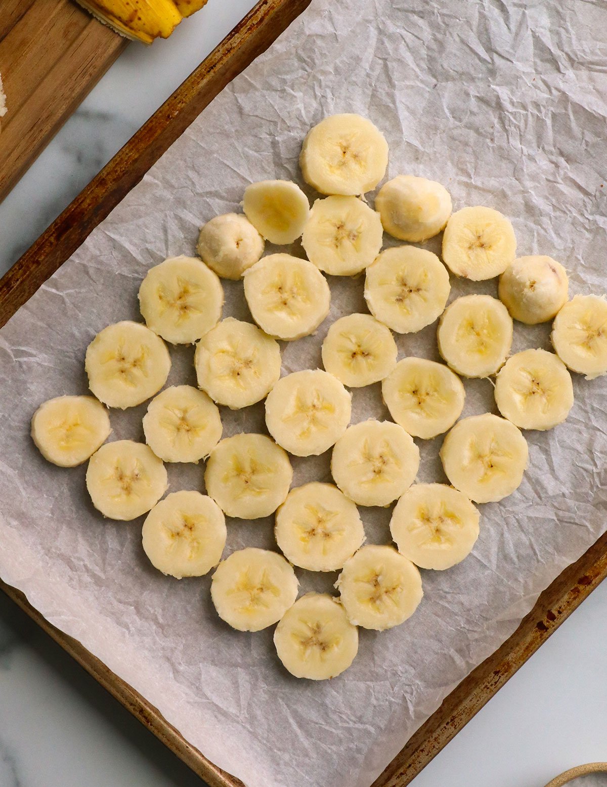 the old way of arranging banana slices for banana bark. 