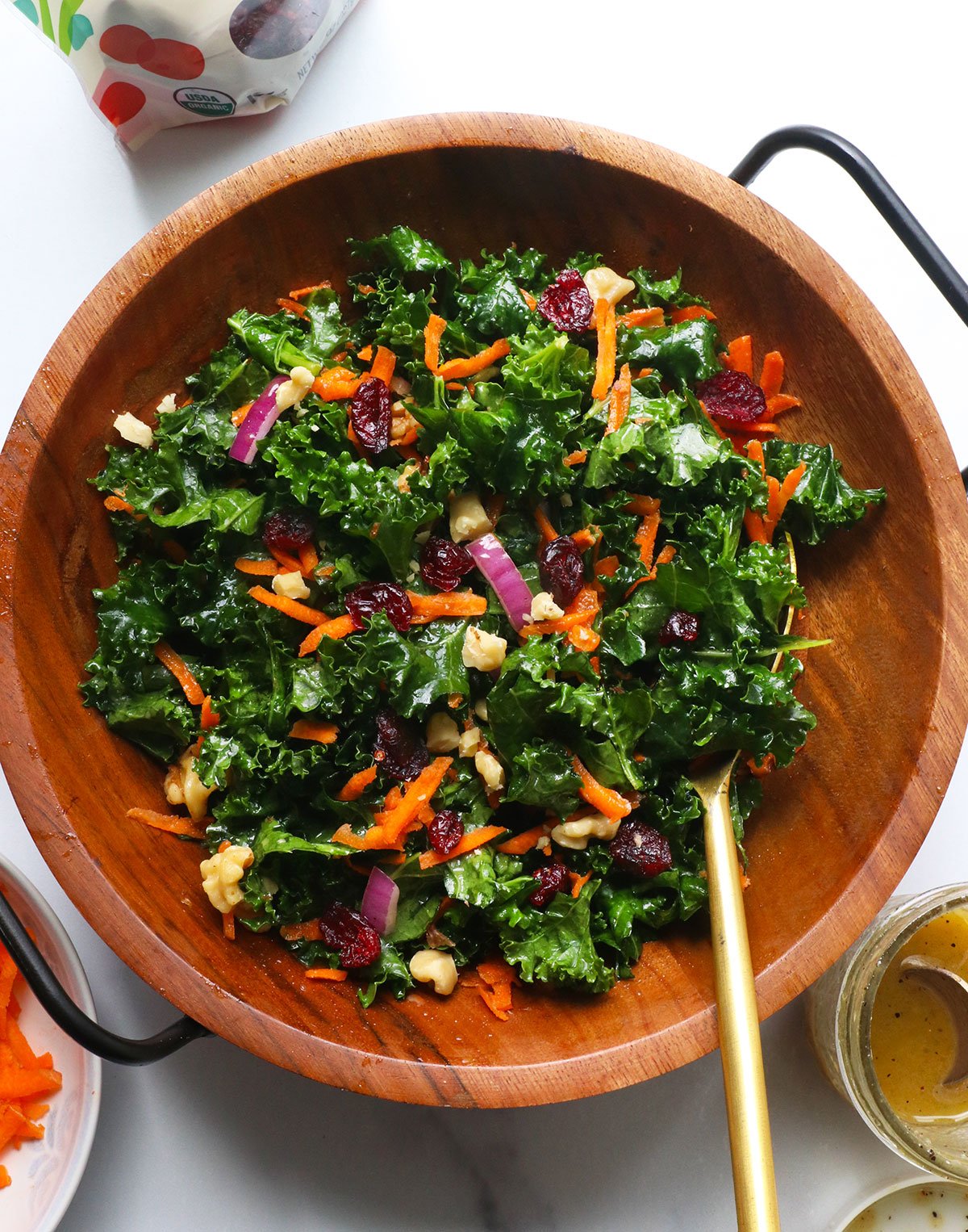 Sprinkle the best dressings in a kale salad cup, carrots, walnuts and cranberries.