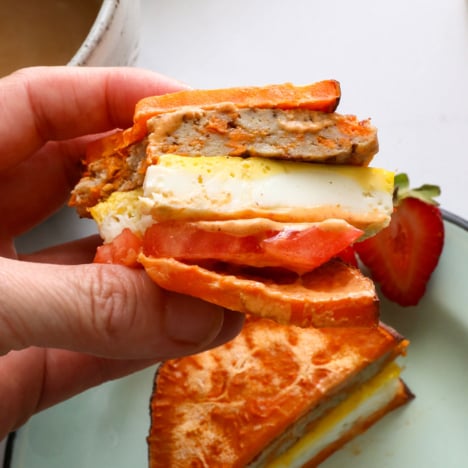 breakfast sandwich made from sweet potato slices, egg, and tomato.